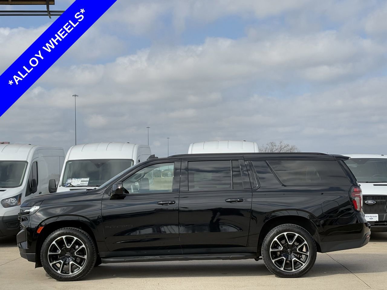 Used 2024 Chevrolet Suburban RST image 3