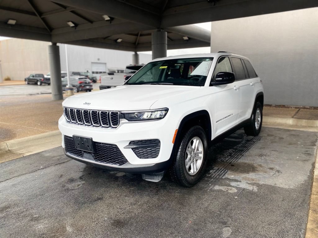 Used 2023 Jeep Grand Cherokee Laredo RWD image 3