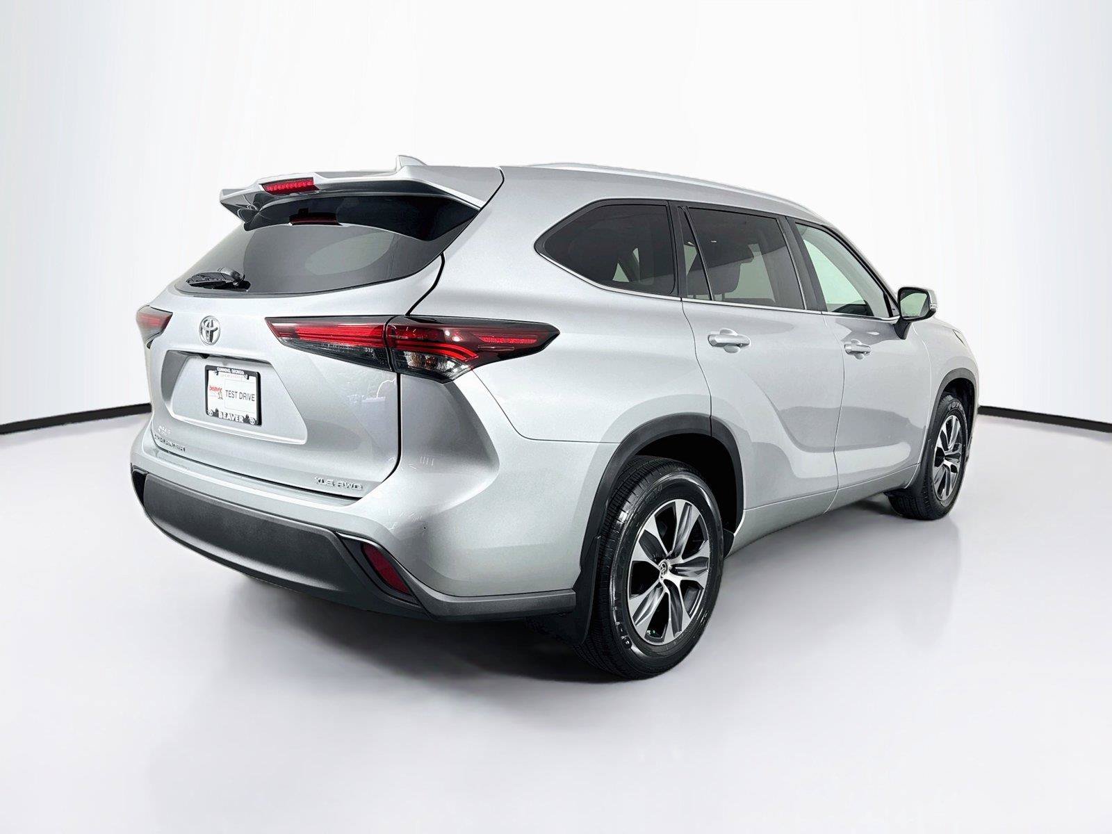 Used 2024 Toyota Highlander XLE AWD/4WD image 2