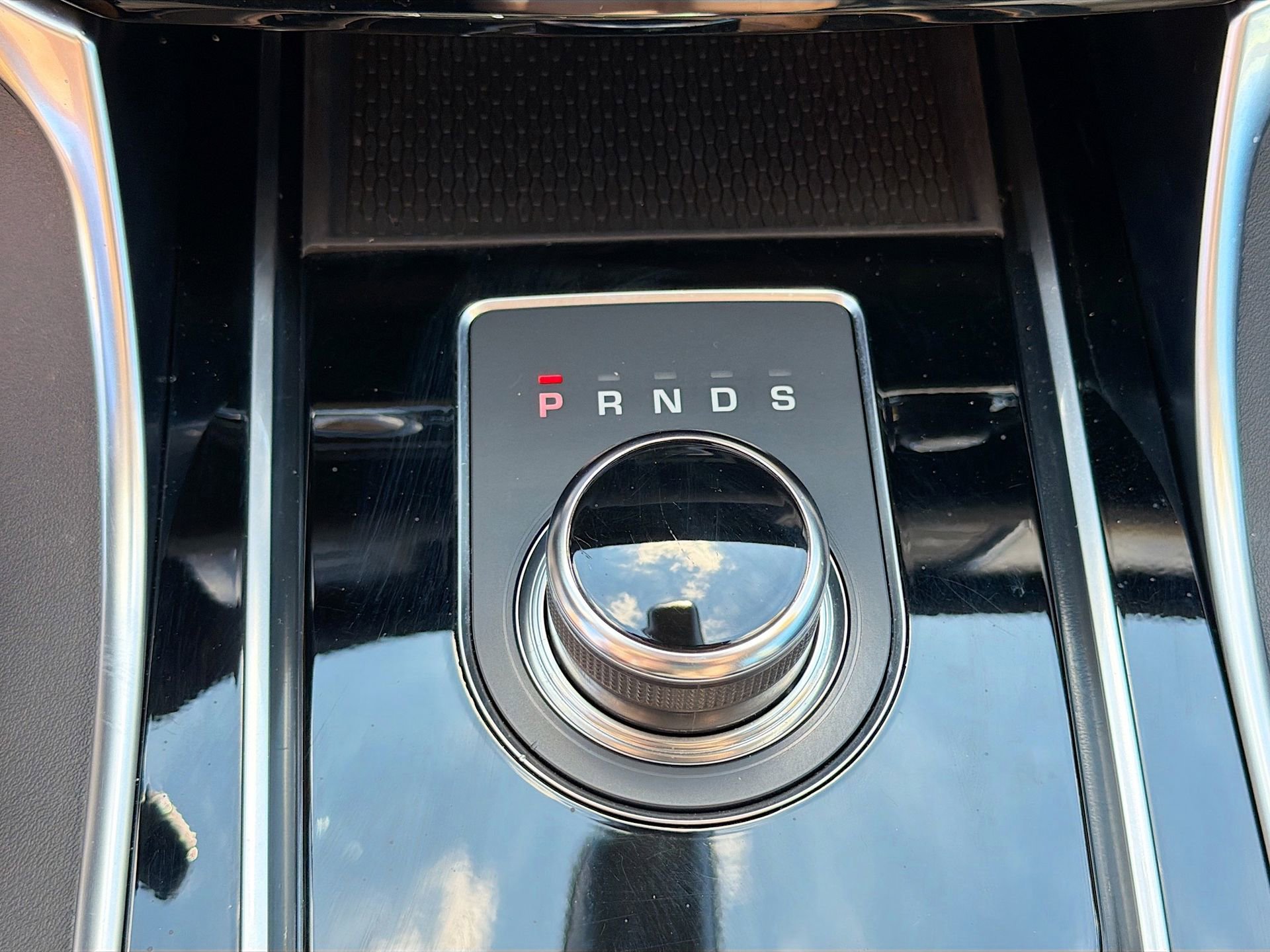 Used 2018 Jaguar XF Premium image 28