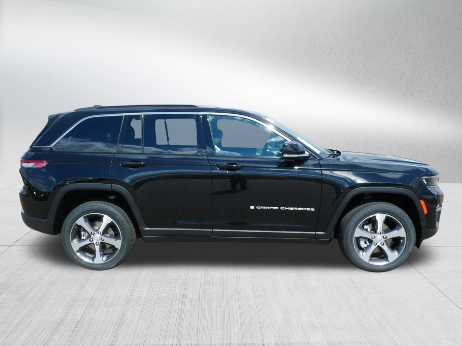 New 2025 Jeep Grand Cherokee Limited w/ Luxury Tech Group II image 8