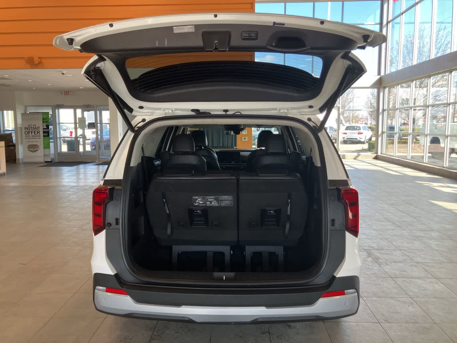Used 2025 Kia Carnival EX image 29