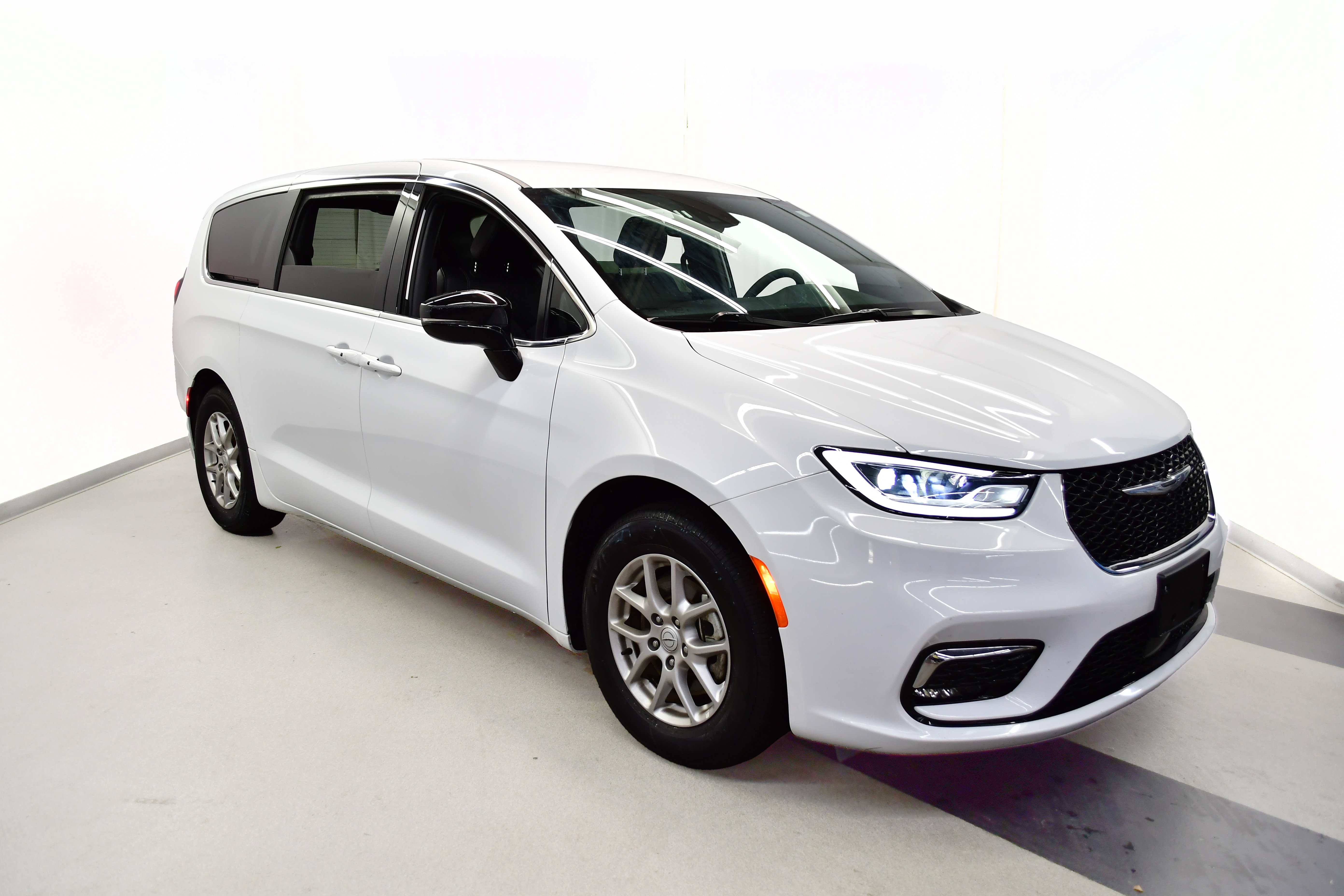 Used 2025 Chrysler Pacifica Select