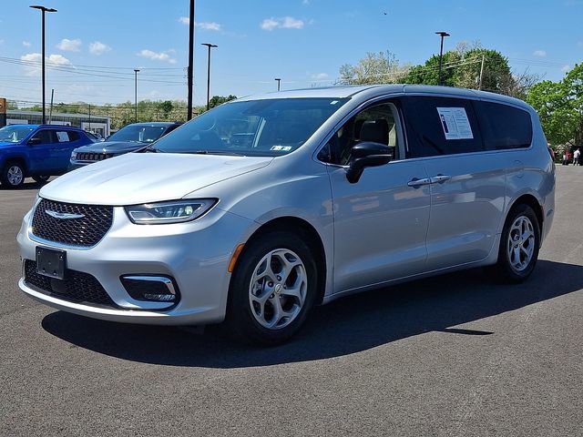 Used 2024 Chrysler Pacifica Limited FWD image 7