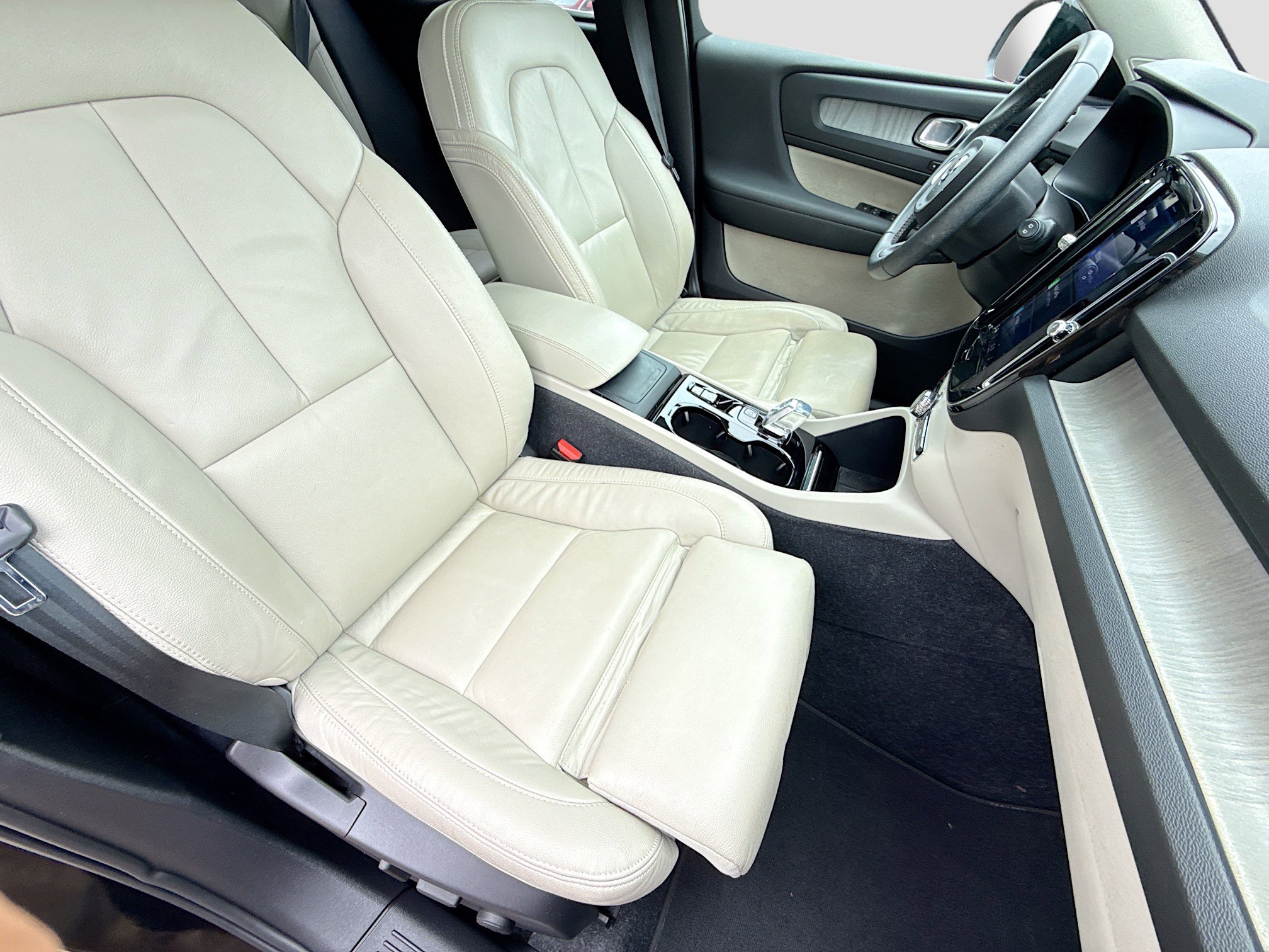 Used 2023 Volvo XC40 B5 Plus image 15