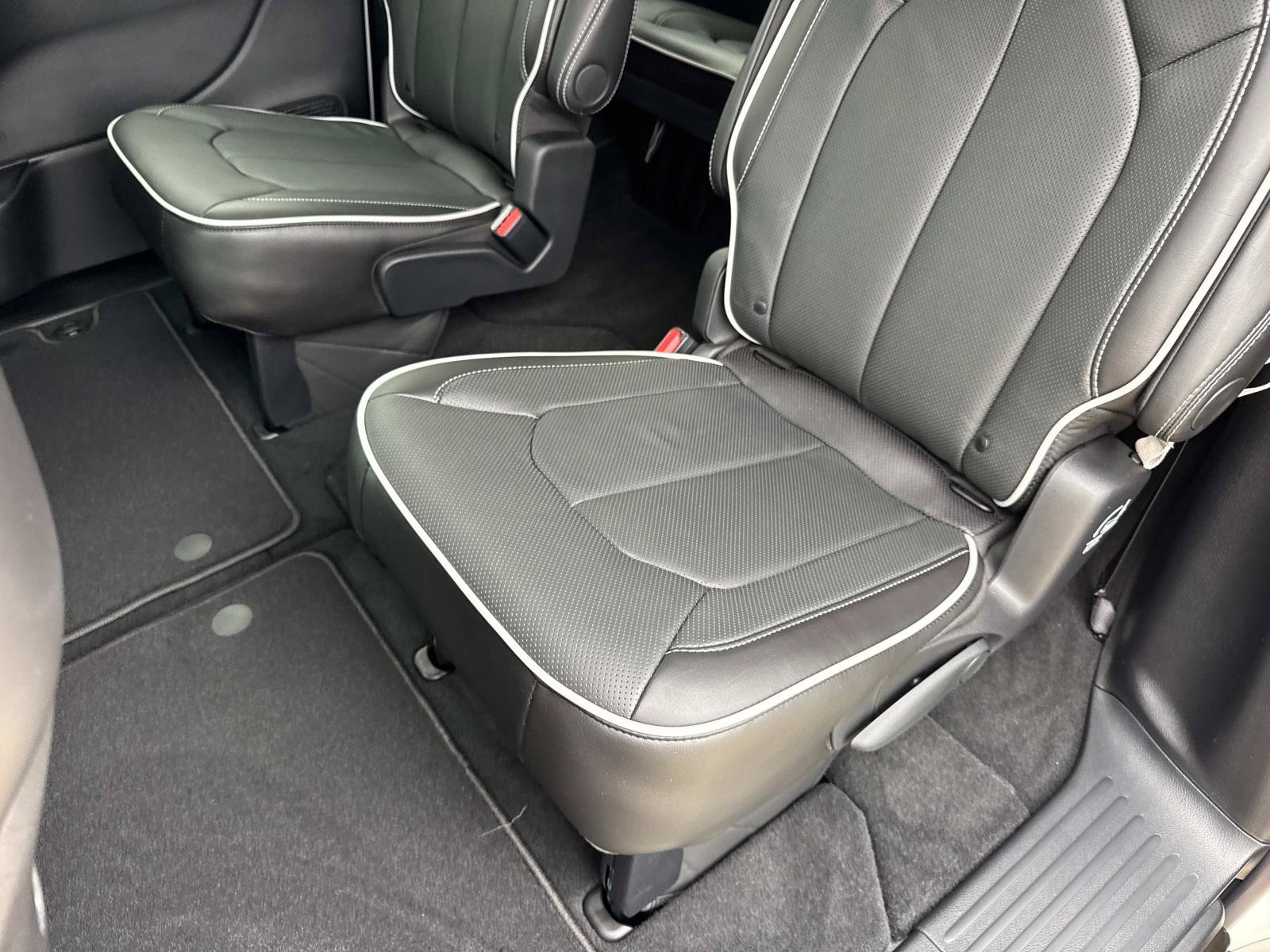 New 2027 Chrysler Pacifica Limited FWD image 11