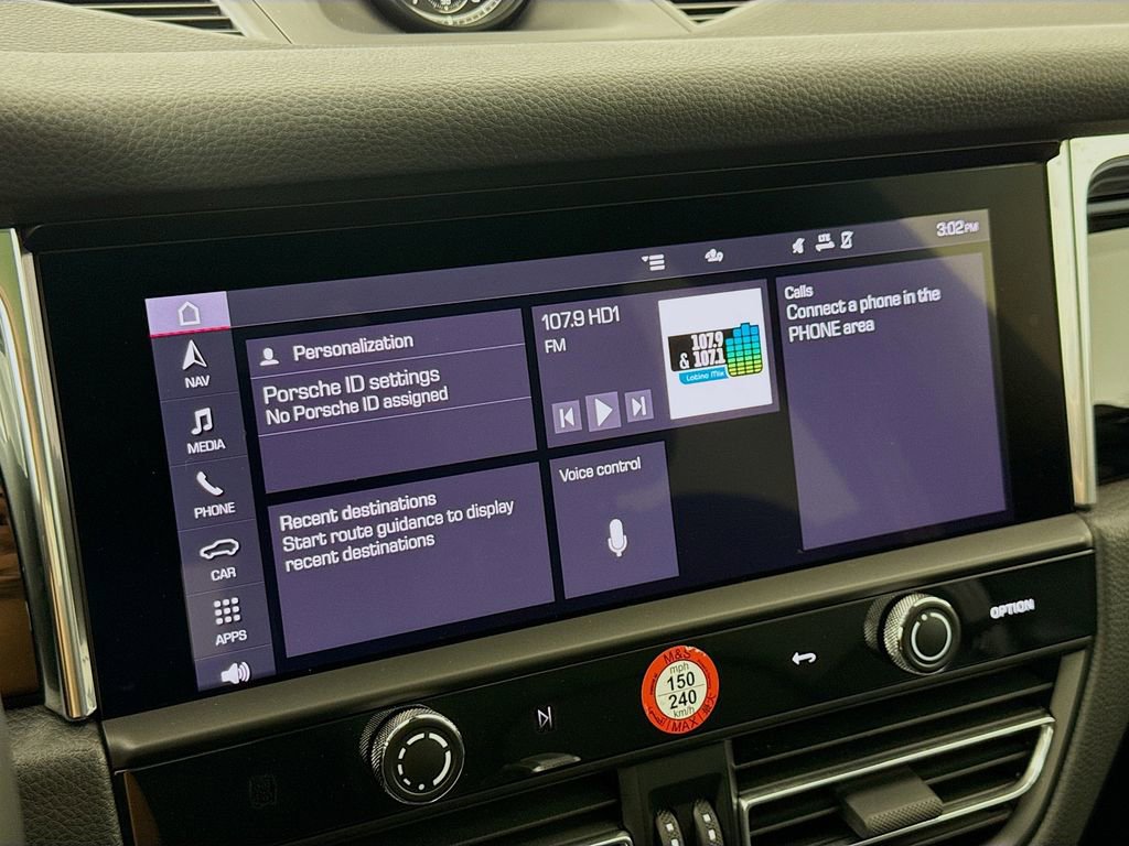 Certified 2025 Porsche Macan image 18