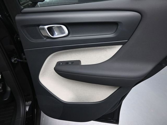 Used 2020 Volvo XC40 T5 Momentum w/ Premium Package image 29