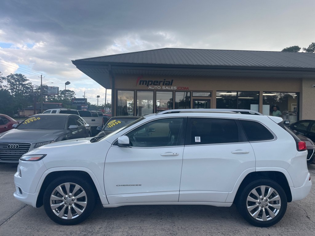 Used 2017 Jeep Cherokee Overland FWD image 2