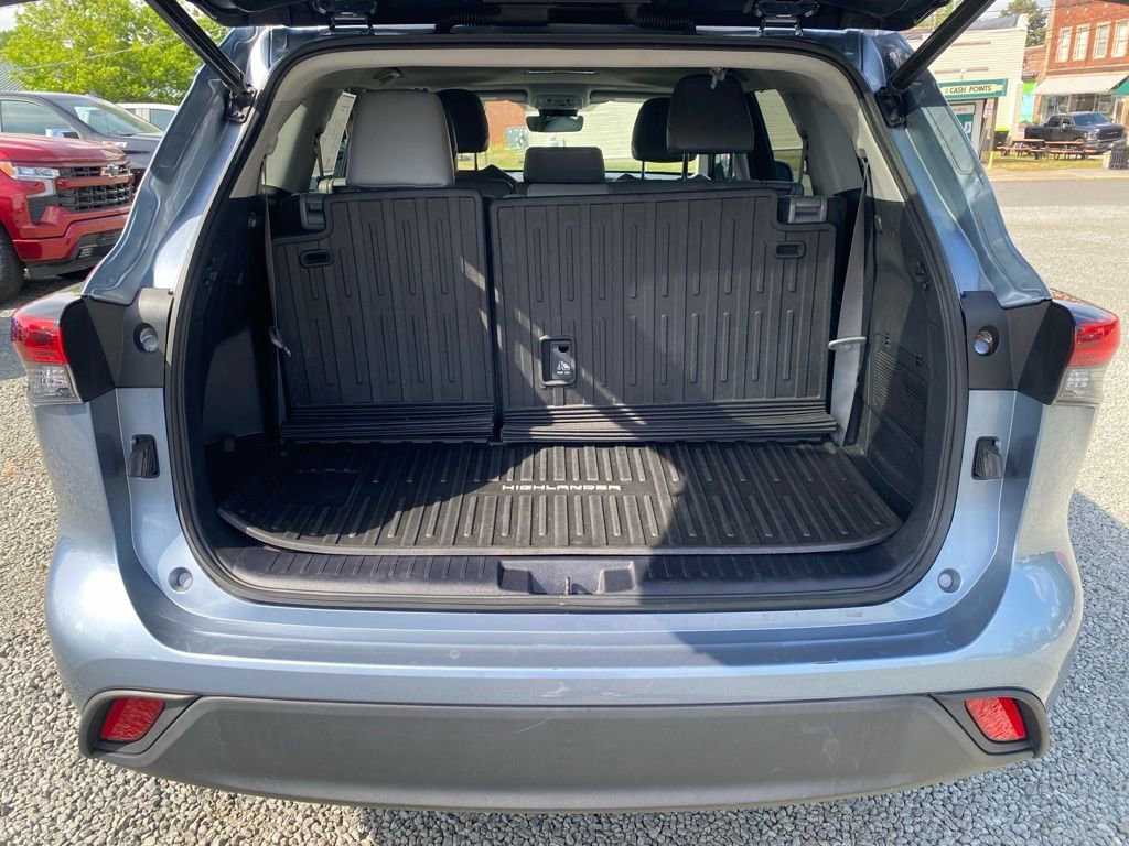 Used 2021 Toyota Highlander XLE AWD/4WD image 19