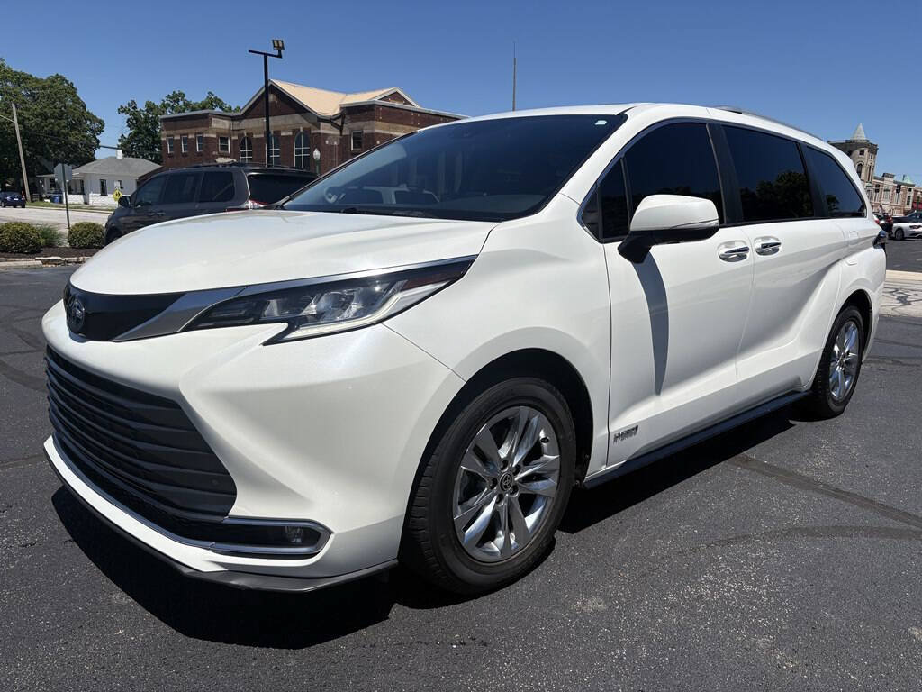 Used 2021 Toyota Sienna Limited FWD image 2