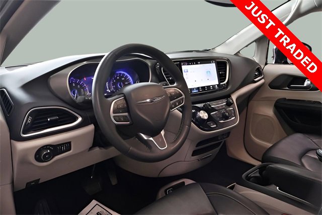 Used 2024 Chrysler Pacifica Touring-L image 14