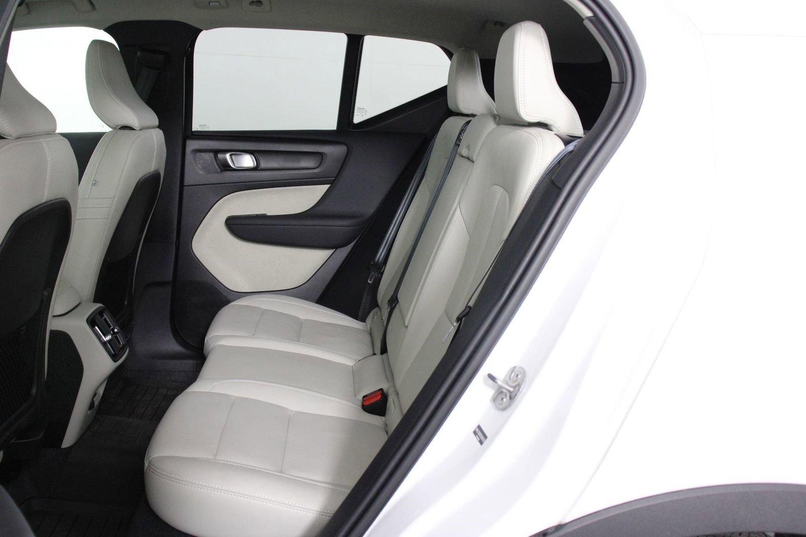 Used 2026 Volvo XC40 B5 Plus w/ Protection Package Premier AWD/4WD image 32