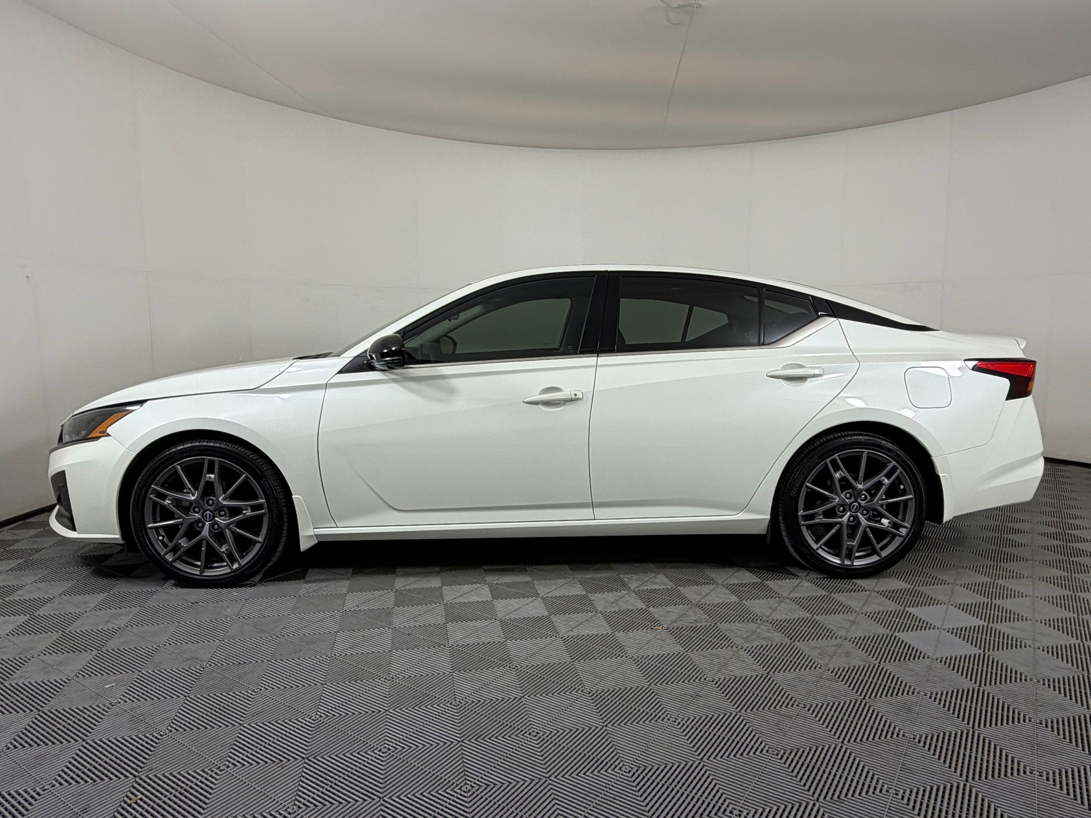 Used 2024 Nissan Altima 2.0 SR image 2