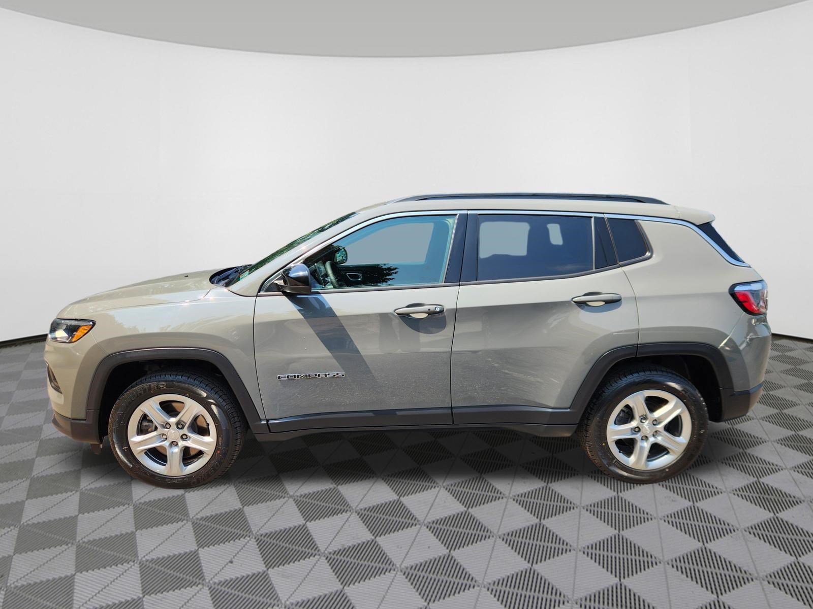 Used 2023 Jeep Compass Latitude w/ Convenience Group AWD/4WD image 5