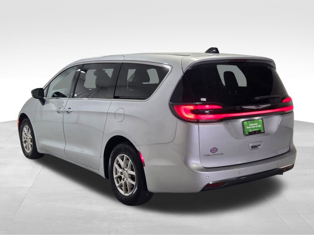 Certified 2024 Chrysler Pacifica Touring-L image 17