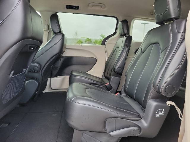 Used 2024 Chrysler Pacifica Touring-L image 11