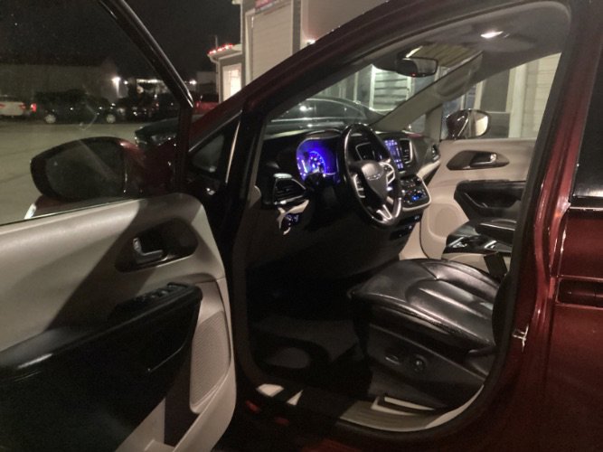 Used 2018 Chrysler Pacifica Touring-L Plus w/ Tire & Wheel Group image 4