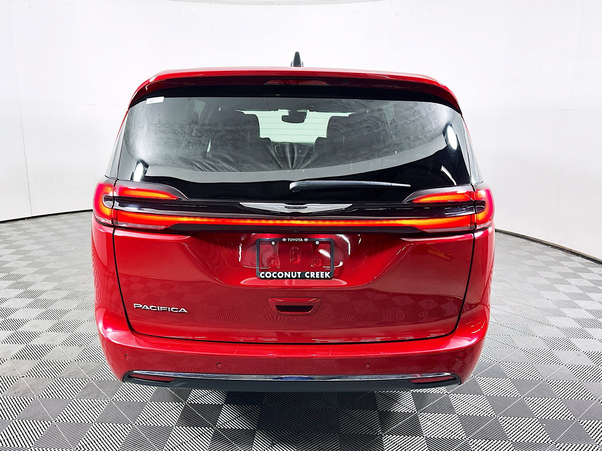 Used 2025 Chrysler Pacifica Select image 4