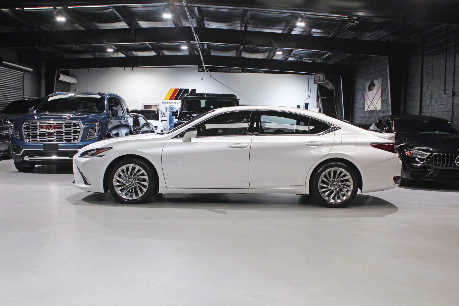 Used 2022 Lexus ES 300h Ultra Luxury w/ Accessory Package 2 FWD image 3