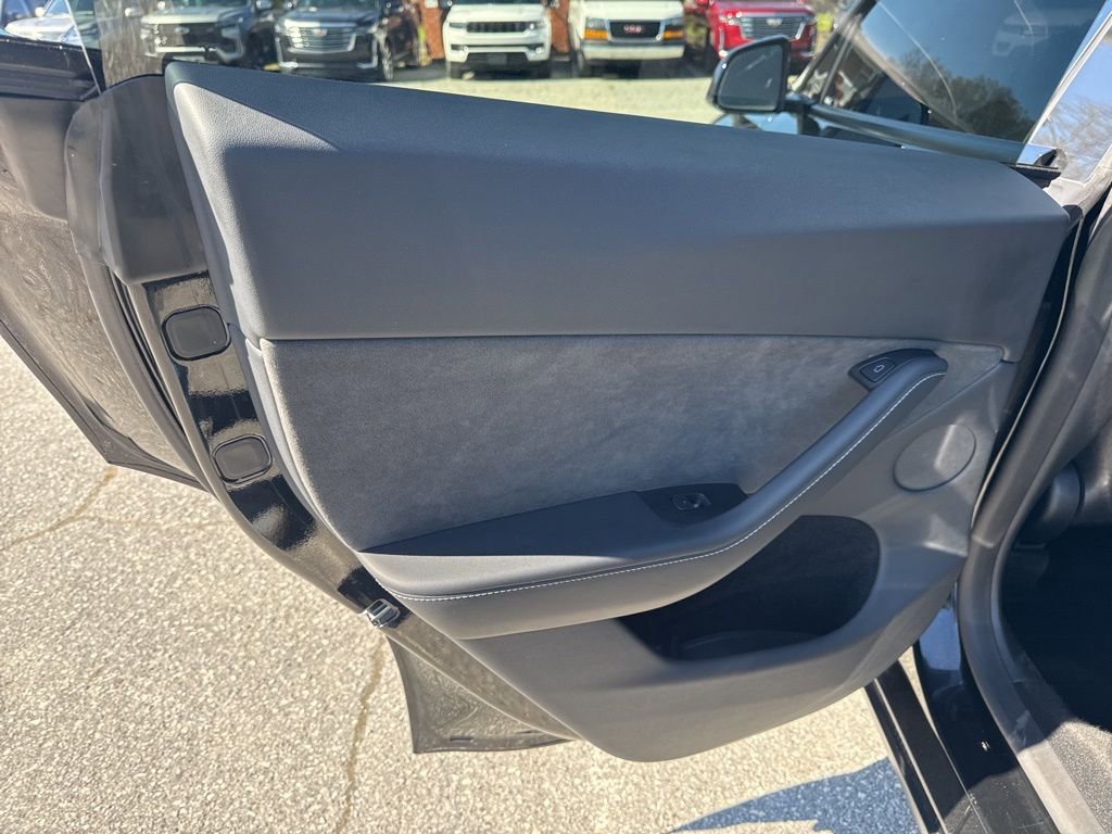Used 2025 Tesla Model Y Long Range RWD image 30