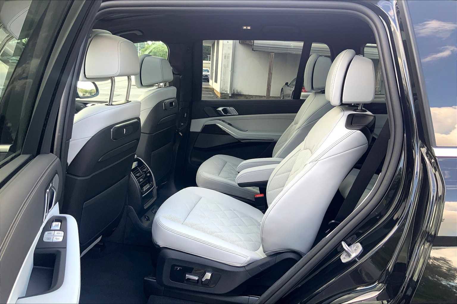 New 2026 BMW X7 xDrive40i w/ Premium Package image 18