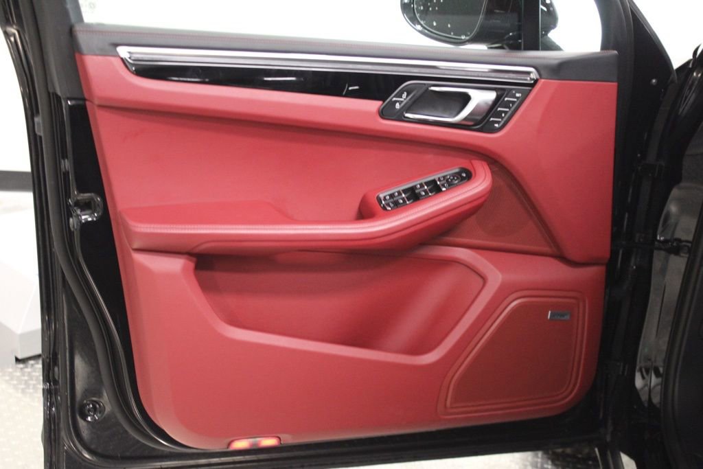 Certified 2025 Porsche Macan AWD/4WD image 17