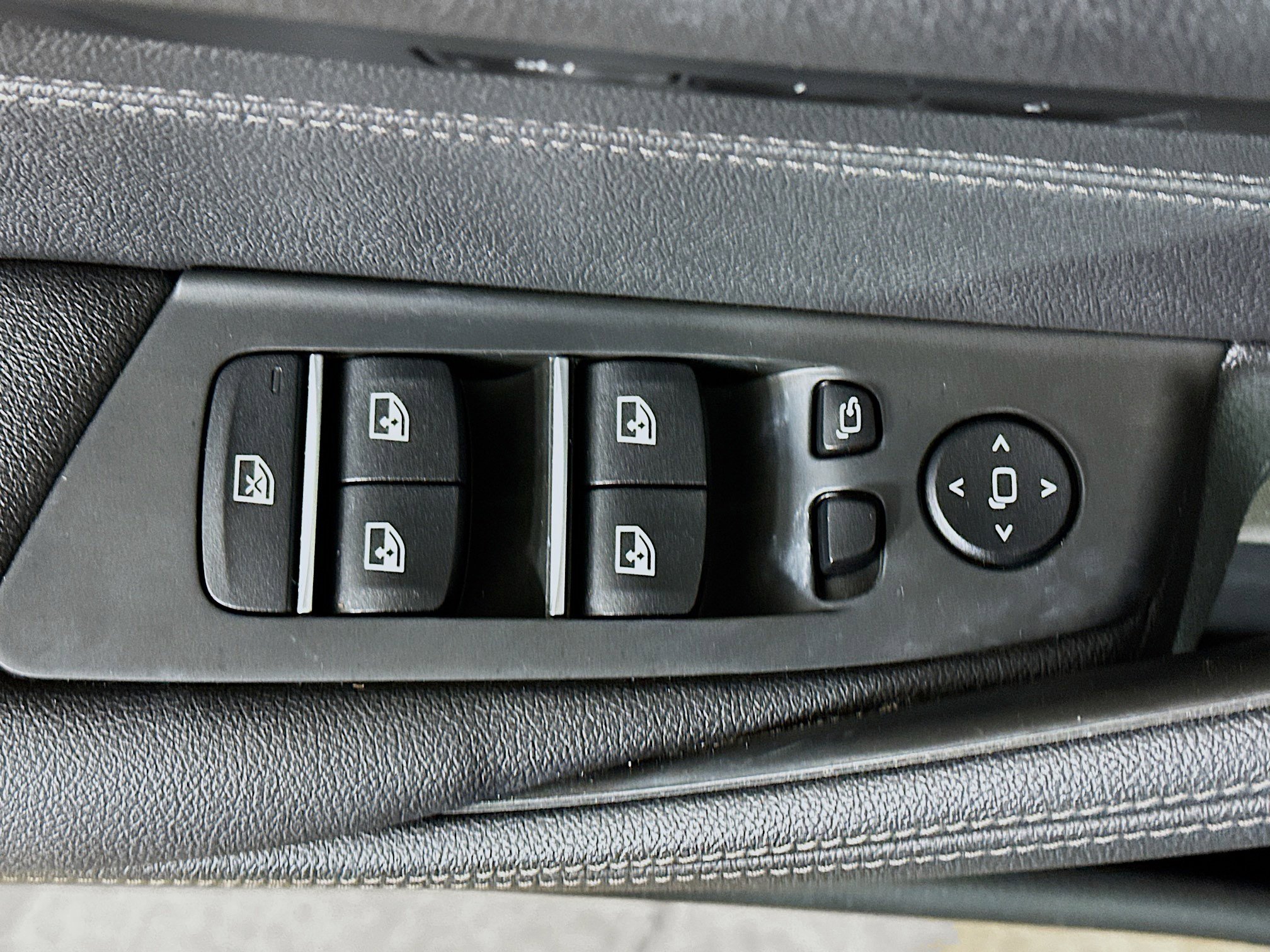 Used 2023 BMW 530i xDrive w/ Premium Package image 15