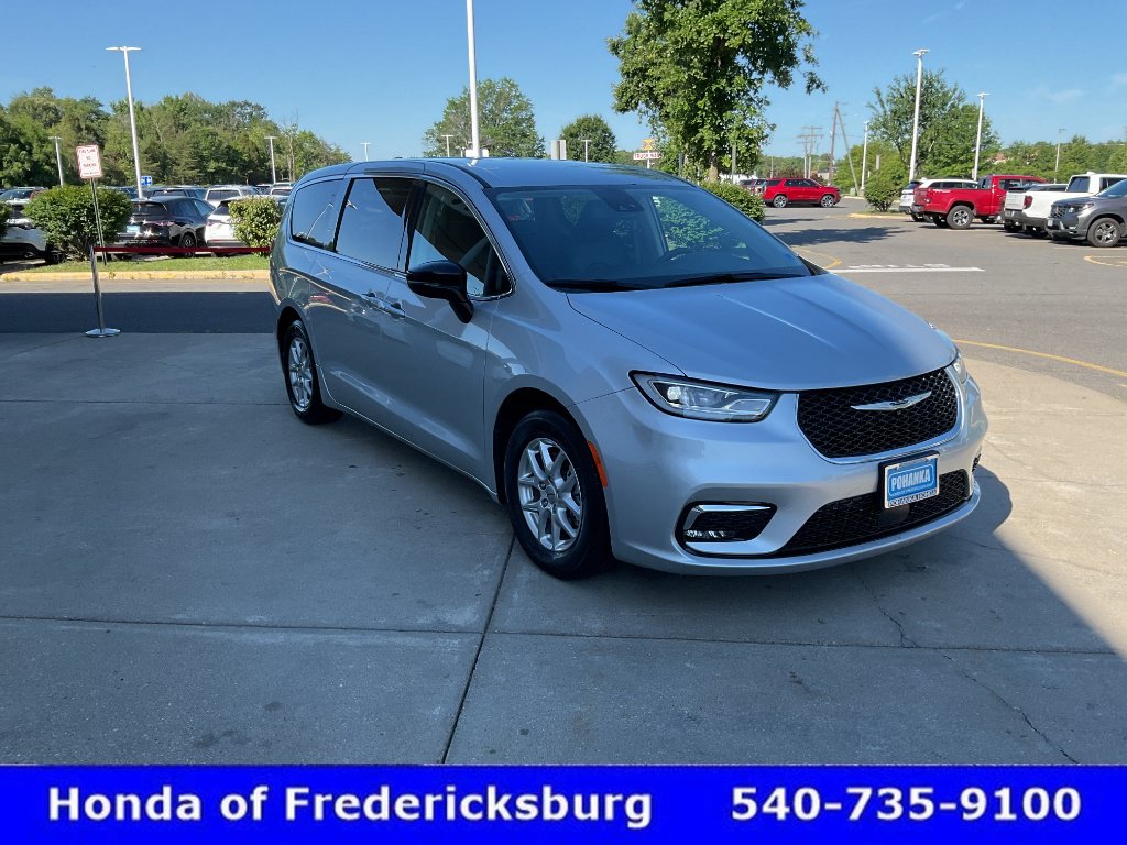 Used 2024 Chrysler Pacifica Touring-L FWD image 8