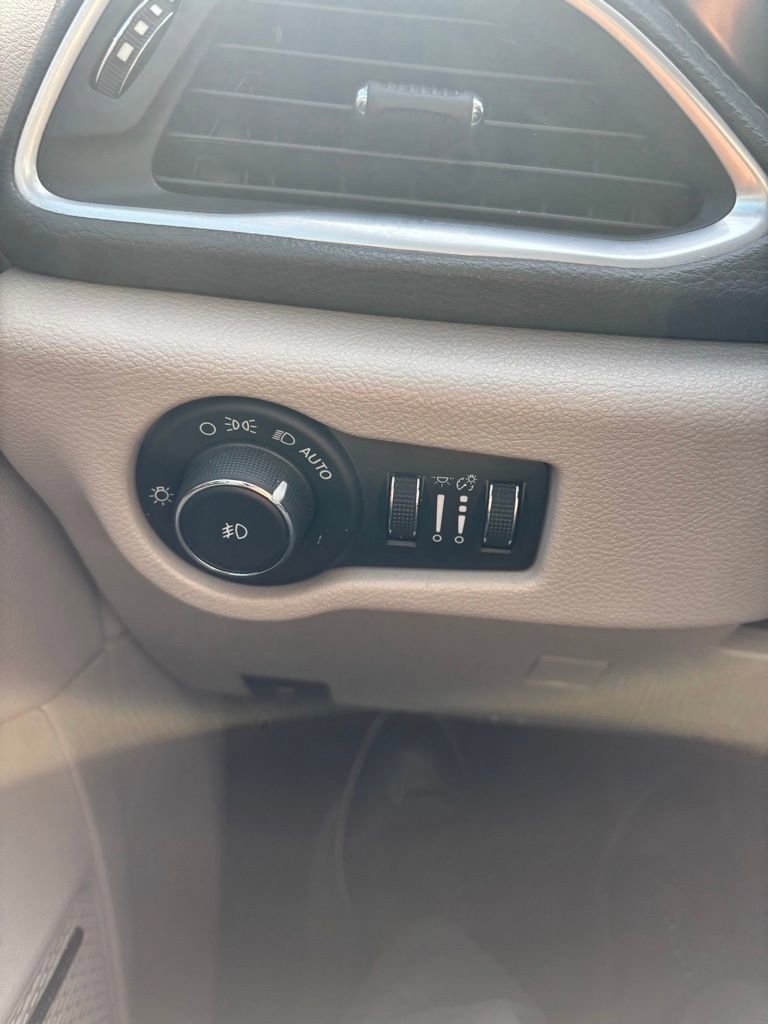 Used 2017 Chrysler Pacifica Limited image 17