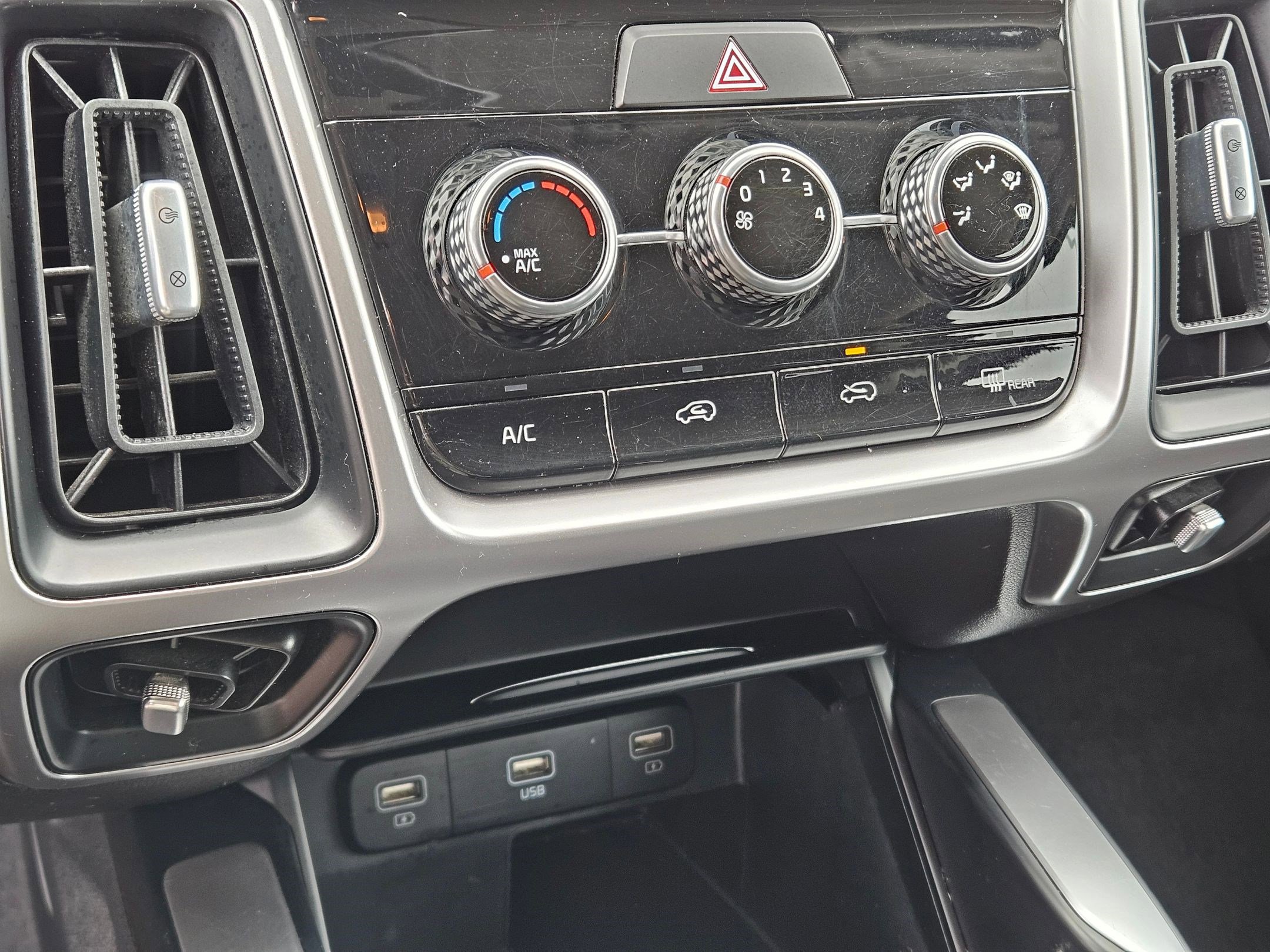 Used 2022 Kia Sorento LX AWD/4WD image 24