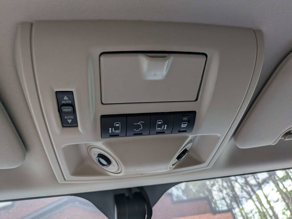 Used 2013 Chrysler Town & Country Limited w/ Luxury Group image 24