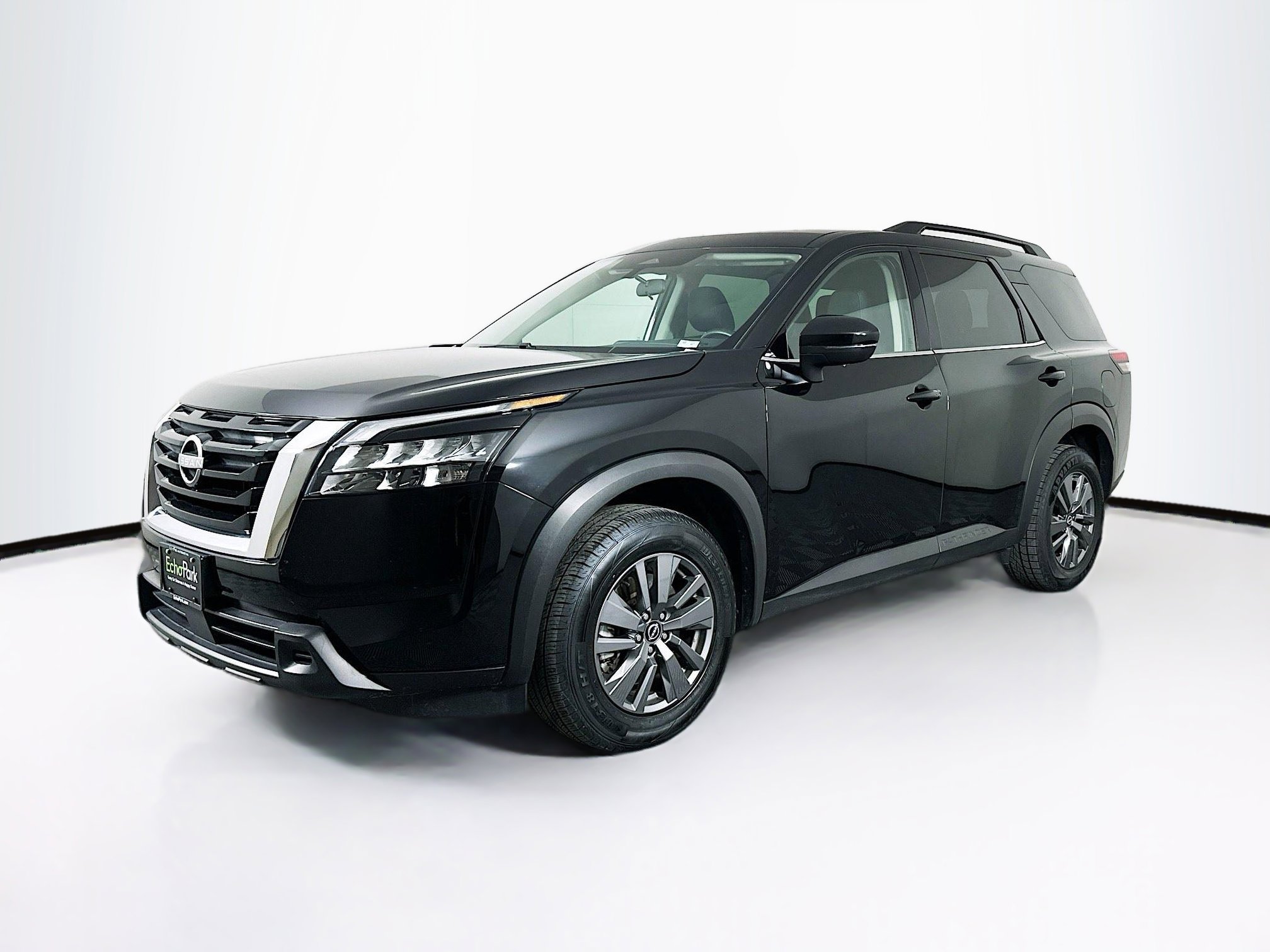 Used 2025 Nissan Pathfinder SV image 3
