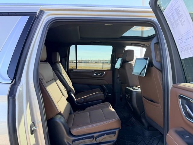 Used 2023 Chevrolet Suburban High Country image 9