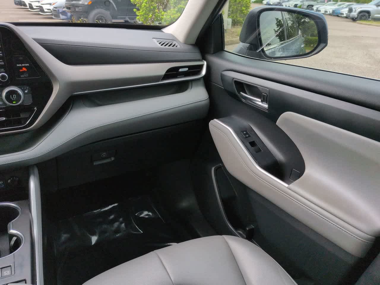 Used 2022 Toyota Highlander XLE FWD image 17