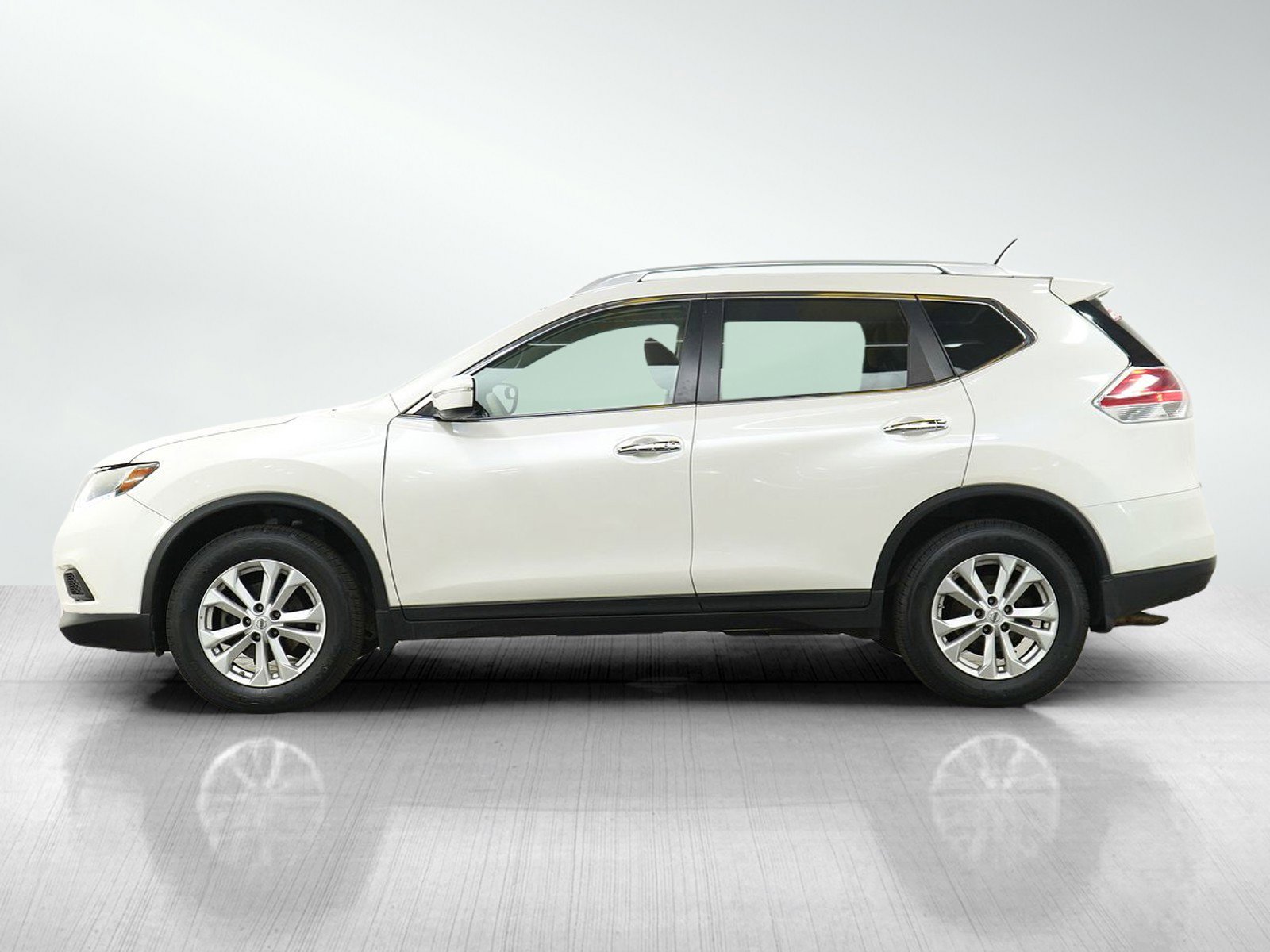 Used 2015 Nissan Rogue SV AWD/4WD image 2