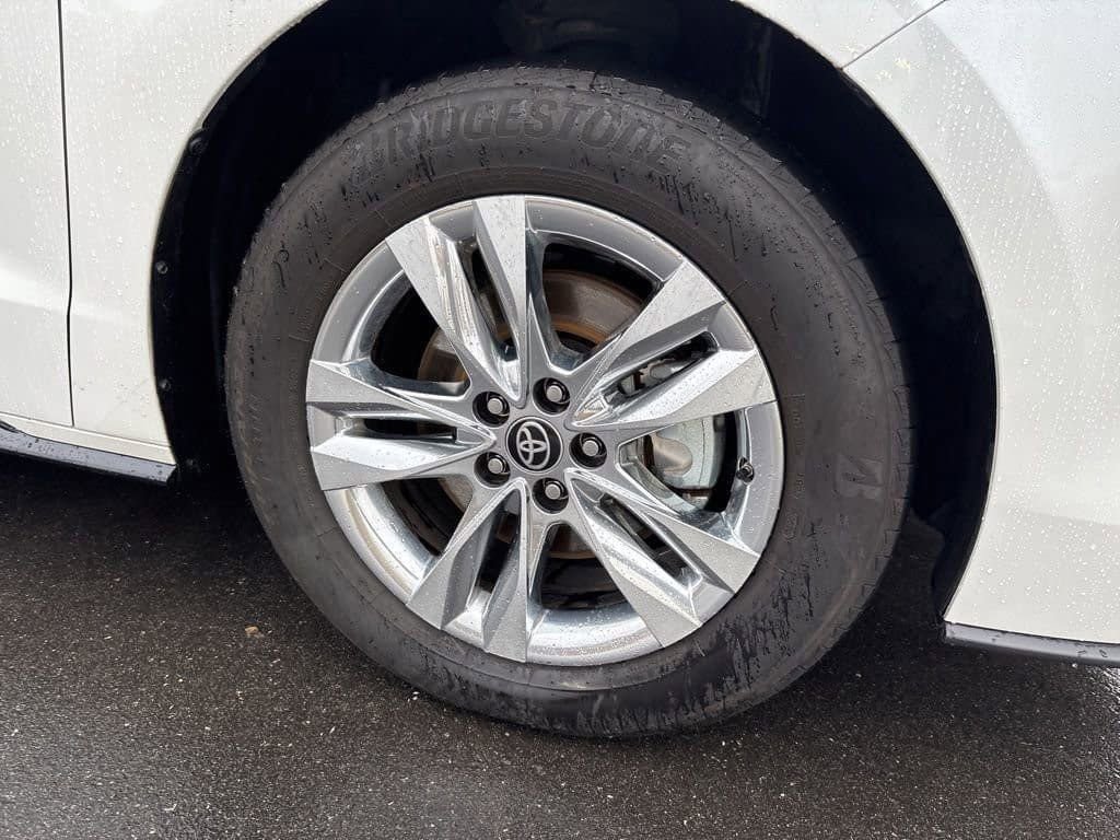 Used 2025 Toyota Sienna Limited image 12