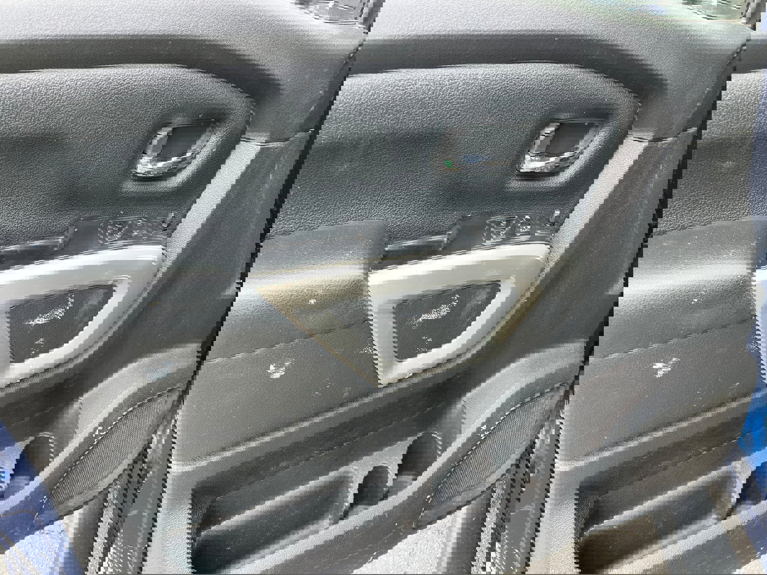 Used 2017 Nissan Titan SV AWD/4WD image 17