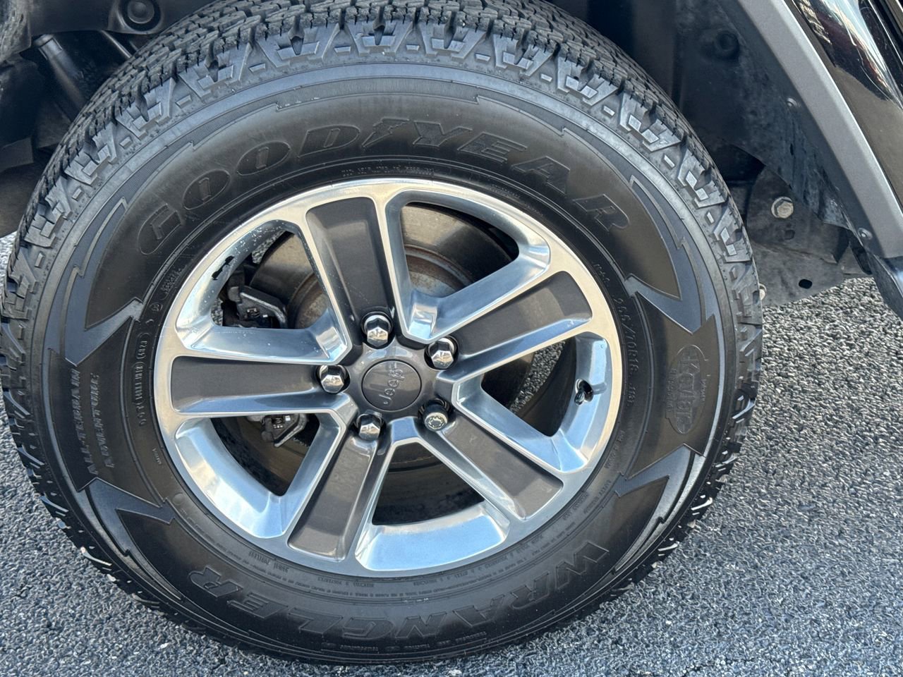 Used 2018 Jeep Wrangler Unlimited Sahara image 9