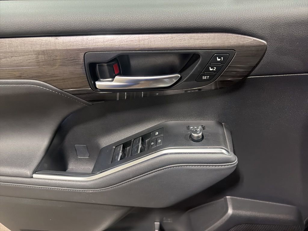 Used 2024 Toyota Highlander Platinum image 13
