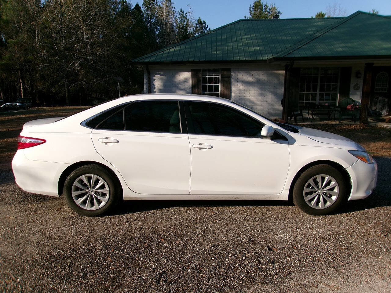 Used 2015 Toyota Camry LE image 3