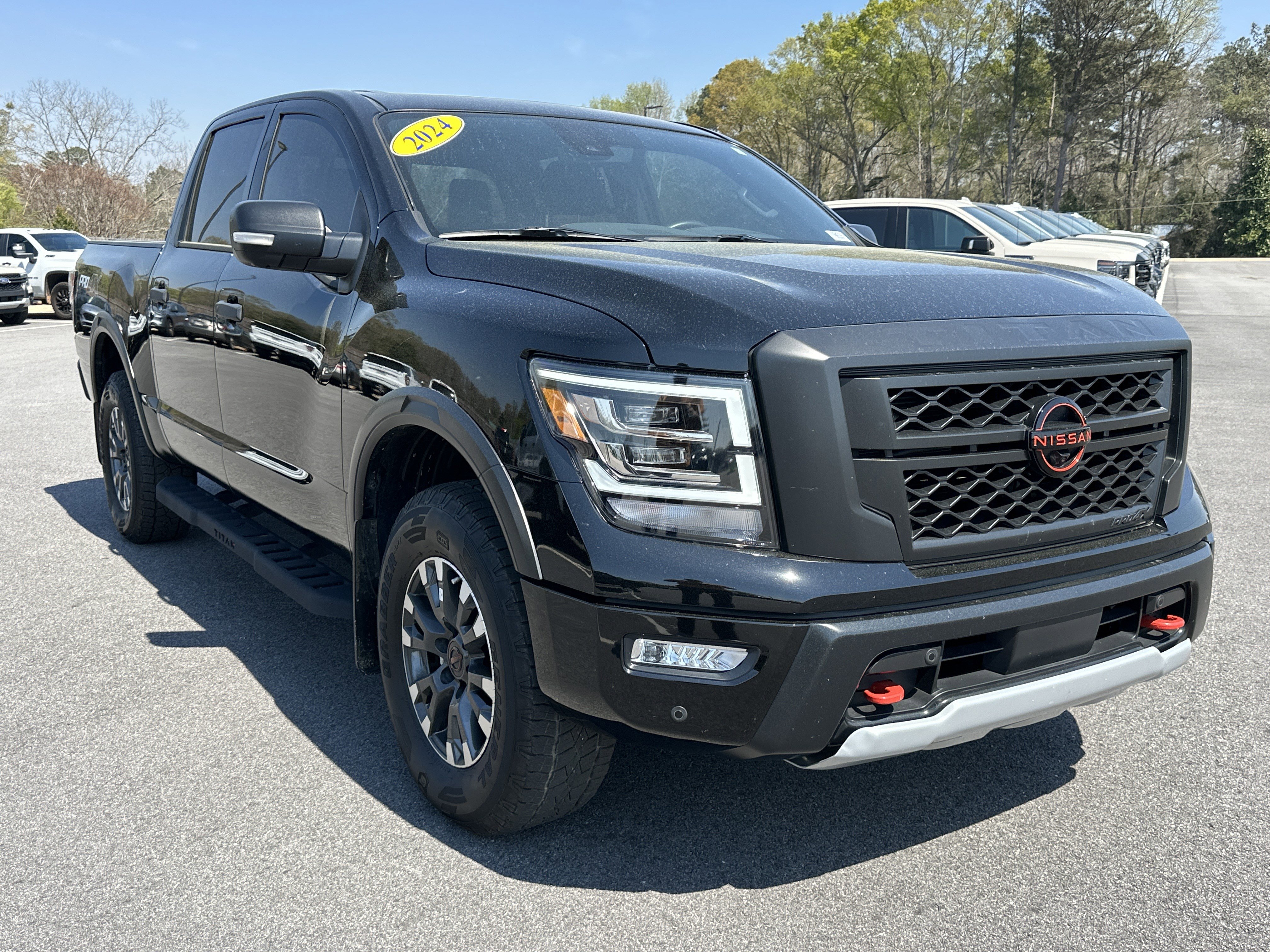 Used 2024 Nissan Titan PRO-4X w/ Pro-4x Convenience Package image 3