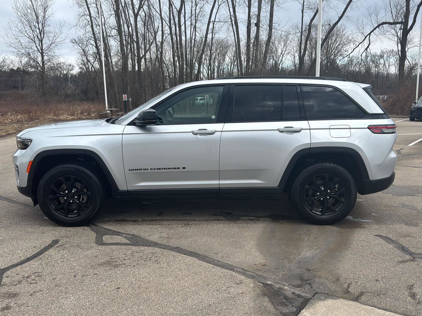 Used 2025 Jeep Grand Cherokee Altitude image 2