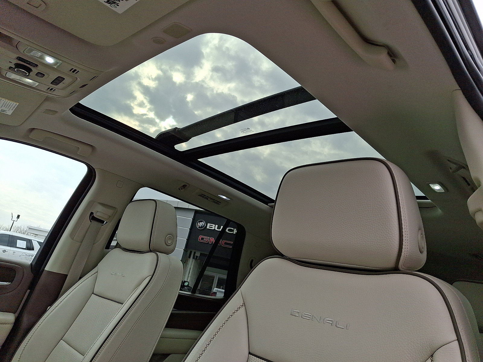 Certified 2022 GMC Yukon Denali w/ Denali Premium Package image 15