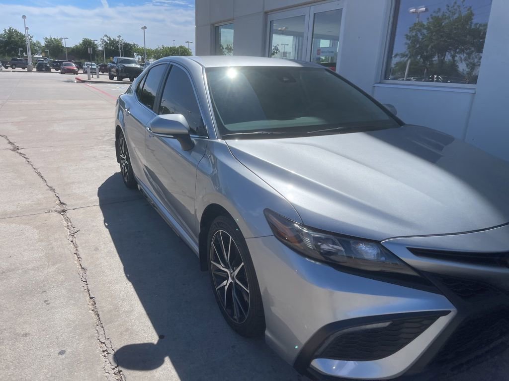 Used 2024 Toyota Camry SE FWD image 2