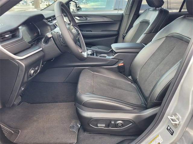 New 2025 Jeep Grand Cherokee Laredo image 4