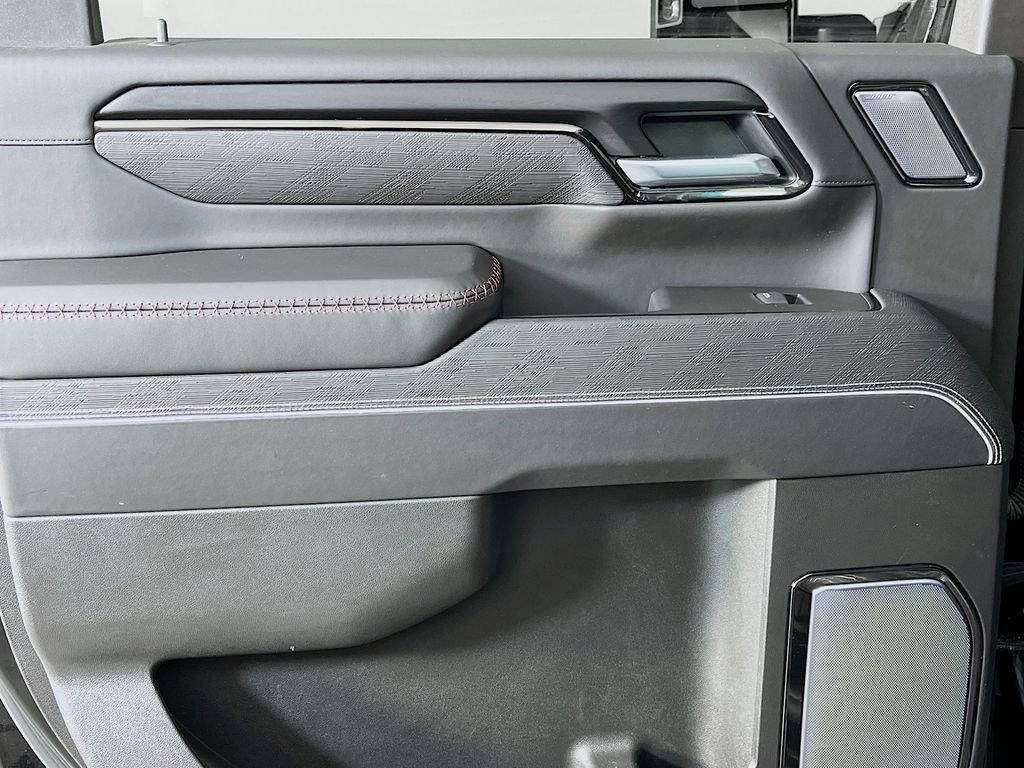 Used 2025 GMC Sierra 2500 AT4X image 32