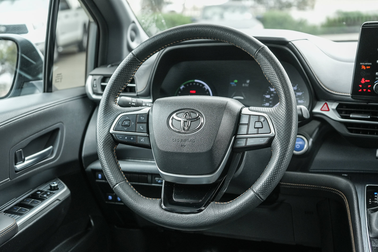 Used 2023 Toyota Sienna XLE Woodland Edition image 15