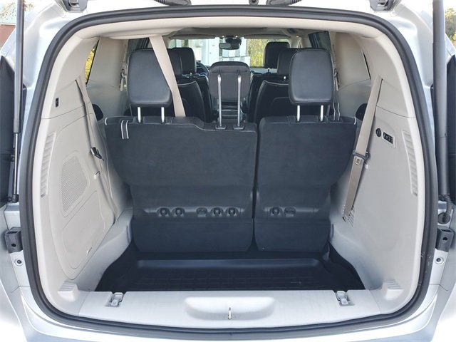 Used 2024 Chrysler Pacifica Limited w/ Uconnect Theater Family Group image 33