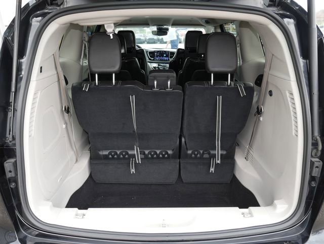 Used 2023 Chrysler Pacifica Touring-L w/ Uconnect Theater Family Group image 10